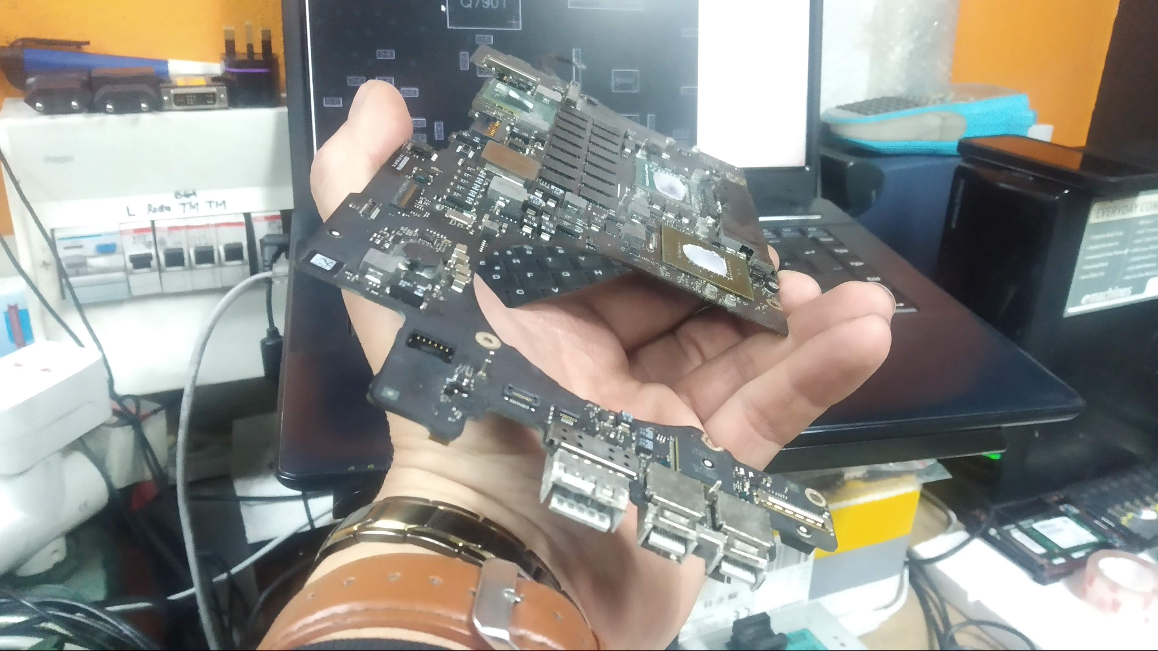 Técnico da Kerumpc a reparar equipamento